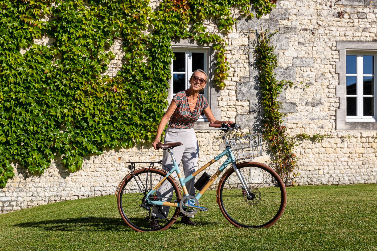 Carle Sarantellis, fondatrice Hyboo et son vélo en Bambou - Hyboo Comfort bleu